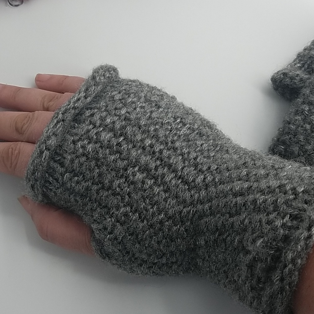 🆕️ REBECCA MINKOFF Simple Solid Wrist Warmers
